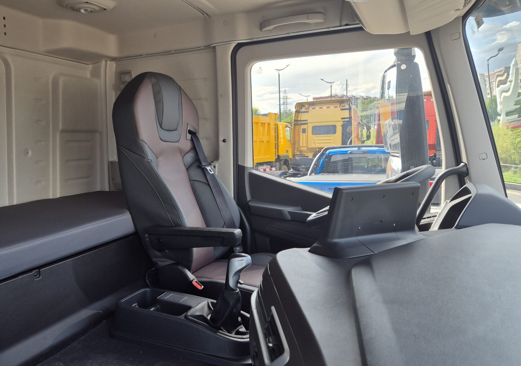 Hongyan Зерновоз 6X4 C6HR 390 л.с., трехсторонняя разгрузка - фото 12